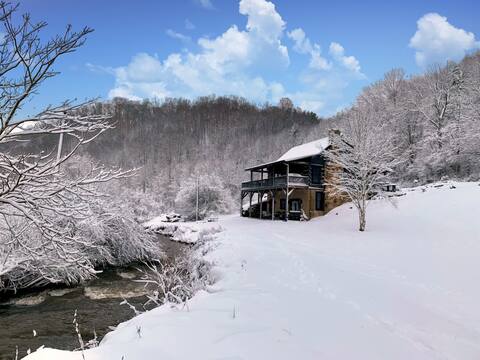 Upscale creekside cabin 15 min to Boone