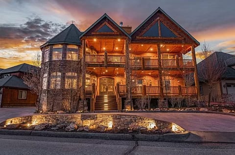 Big Bear Luxury Castle: 6 Beds, 7 Baths, Jacuzzi