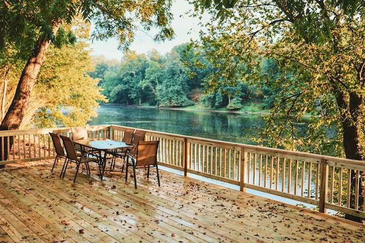 Private Riverfront Log Cabin - Hot tub, Pets, EV