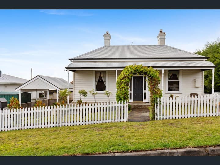 Lake Mount Gambier Vacation Rentals & Homes Mount Gambier, Australia