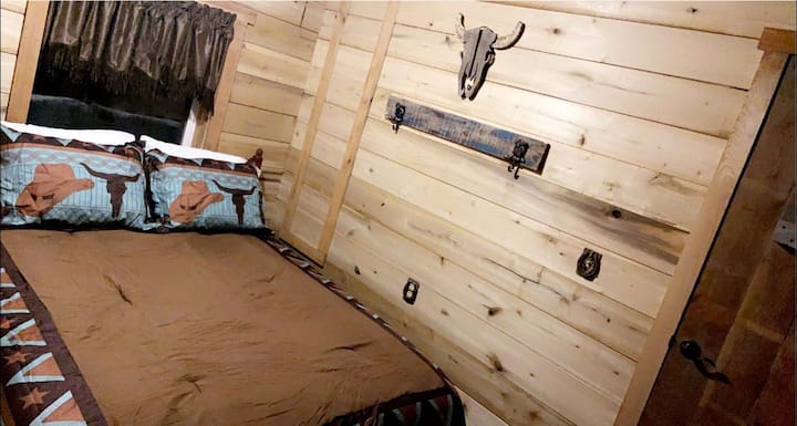 Vlastná spálňa na prízemí s manželskou posteľou.