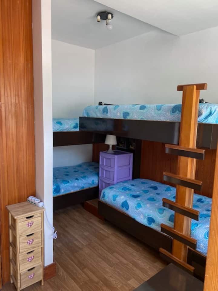Dormitorio con 2 camas para adultos y 2 camas para personas de hasta 1,60 de altura