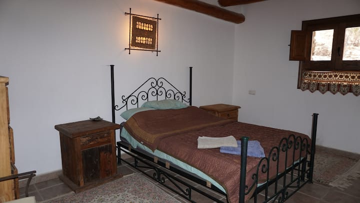 楼下卧室配有杏仁cortijo的双人床。