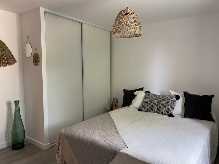 literie neuve, lit 160x200

draps fournis sur demande en suplément 