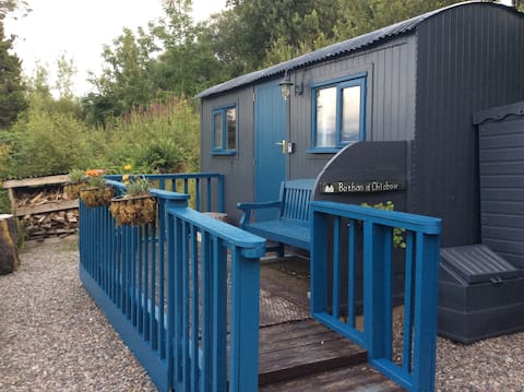 Top Airbnb: Cosy shepherd's hut by the sea. in Strath