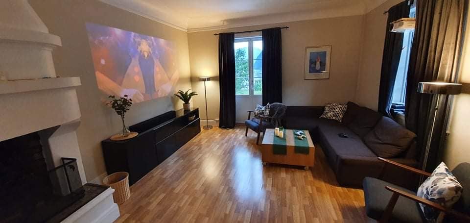Pantalla grande en la pared. Proyector con conexión inalámbrica a través de media box/android tv. RiksTV, Netflix, Tv2 Play y PlayStation disponibles en la  sala de  estar, barra de sonido Samsung
Sofá cama: se puede convertir en una cama de 140 personas