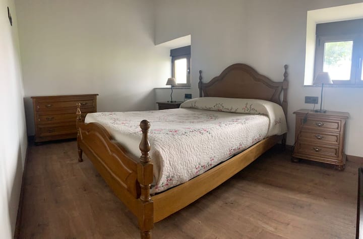 Dormitorio 1, con cama matrimonial, mesitas y una cómoda