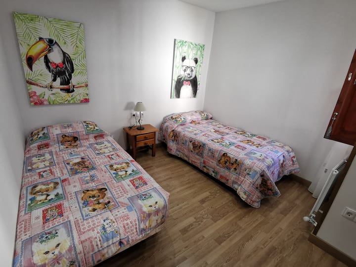 Dhoma e gjumit nr. 3 me krevate dopio në katin e parë.