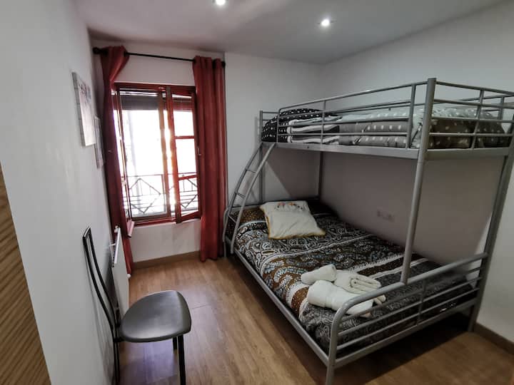 Dhoma e gjumit nr. 4 me krevat marinari në katin e parë.