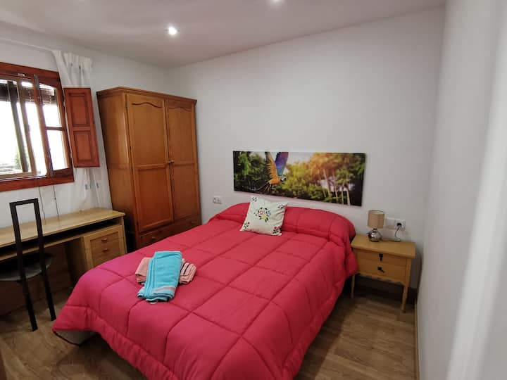 Dhoma e gjumit # 2 me krevat dopio në katin e parë.