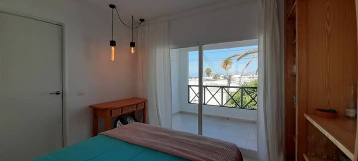 Dhomë gjumi e re e dytë dyshe dhe mali i saj 
seaview nga tarraca