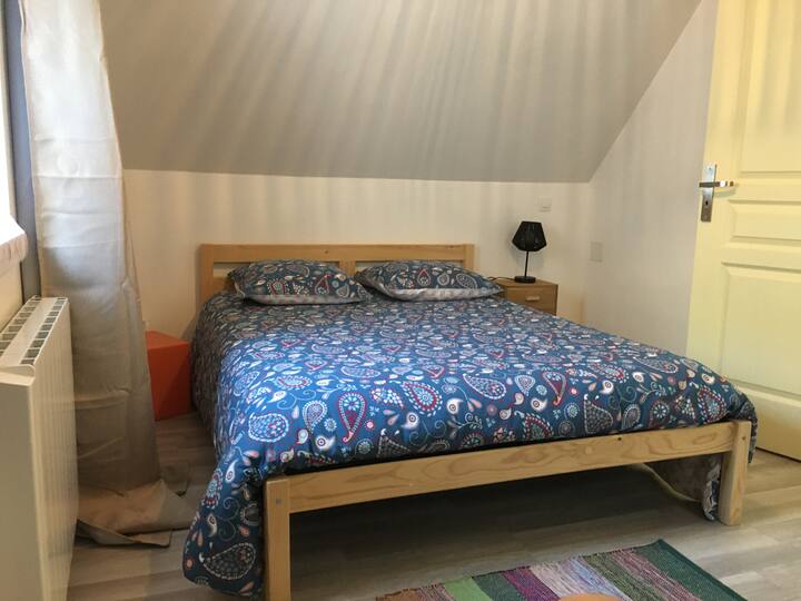 Segundo piso: dormitorio 2 con una cama de 140x190