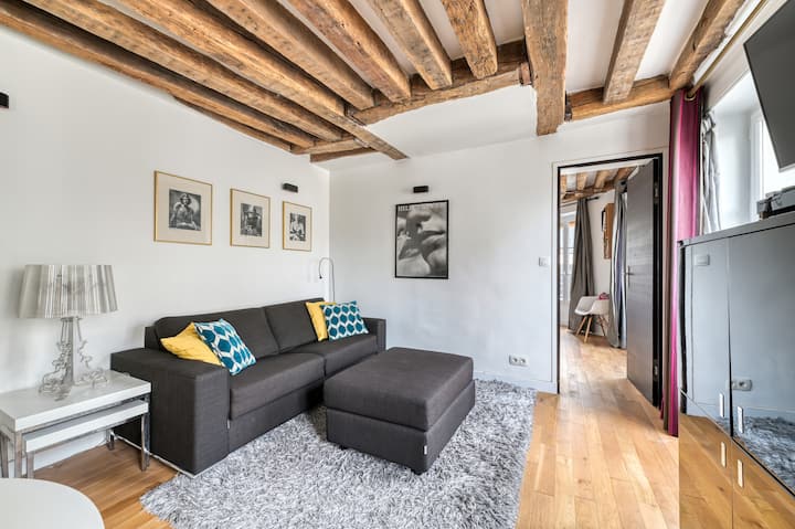 Rozkladacia pohovka v obývacej izbe vám umožní premeniť tento priestor na ďalší priestor na spanie.