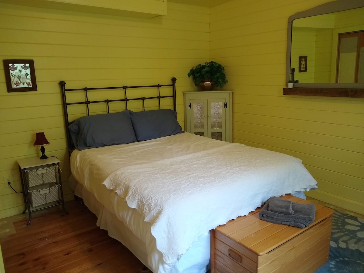 楼上卧室双人床