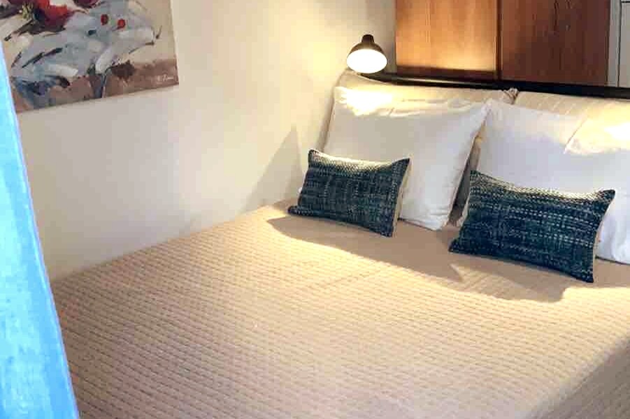 Pohodlná manželská posteľ veľkosti Queen