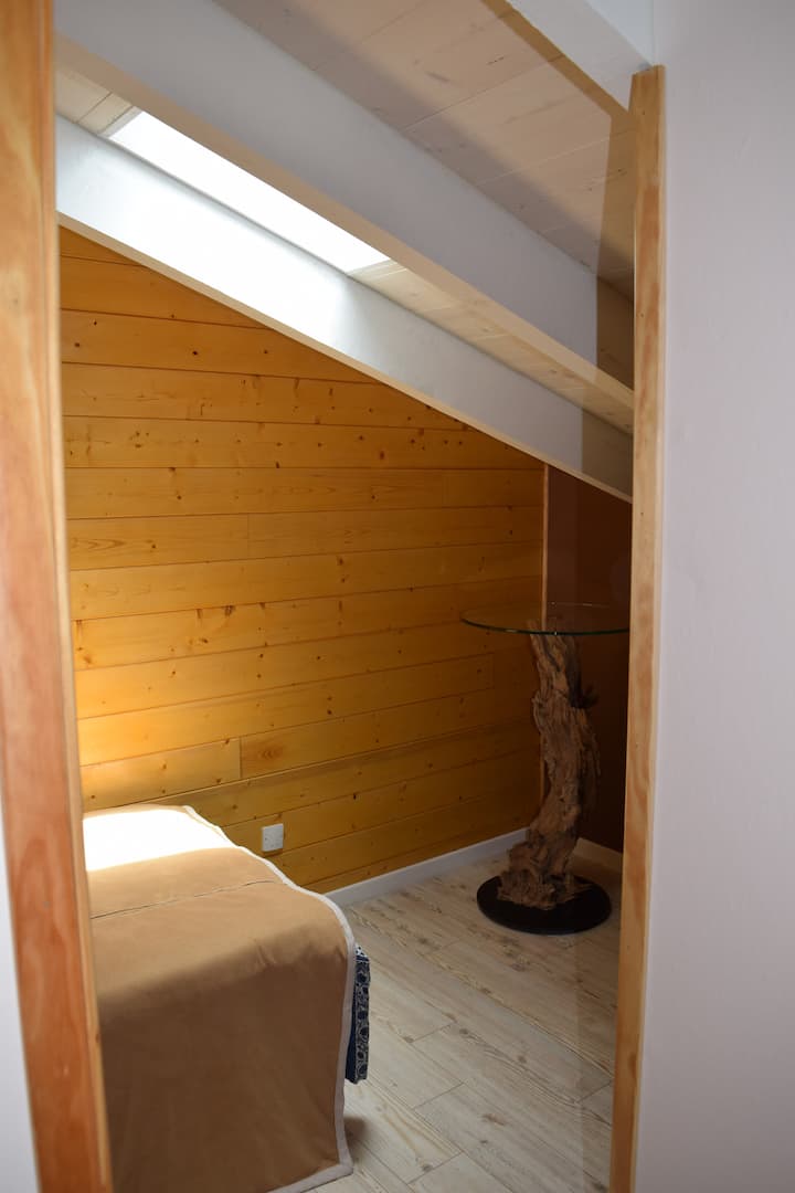 第一间卧室左侧有90张床，第一张床的隐藏右侧有140张床，以获得更多隐私