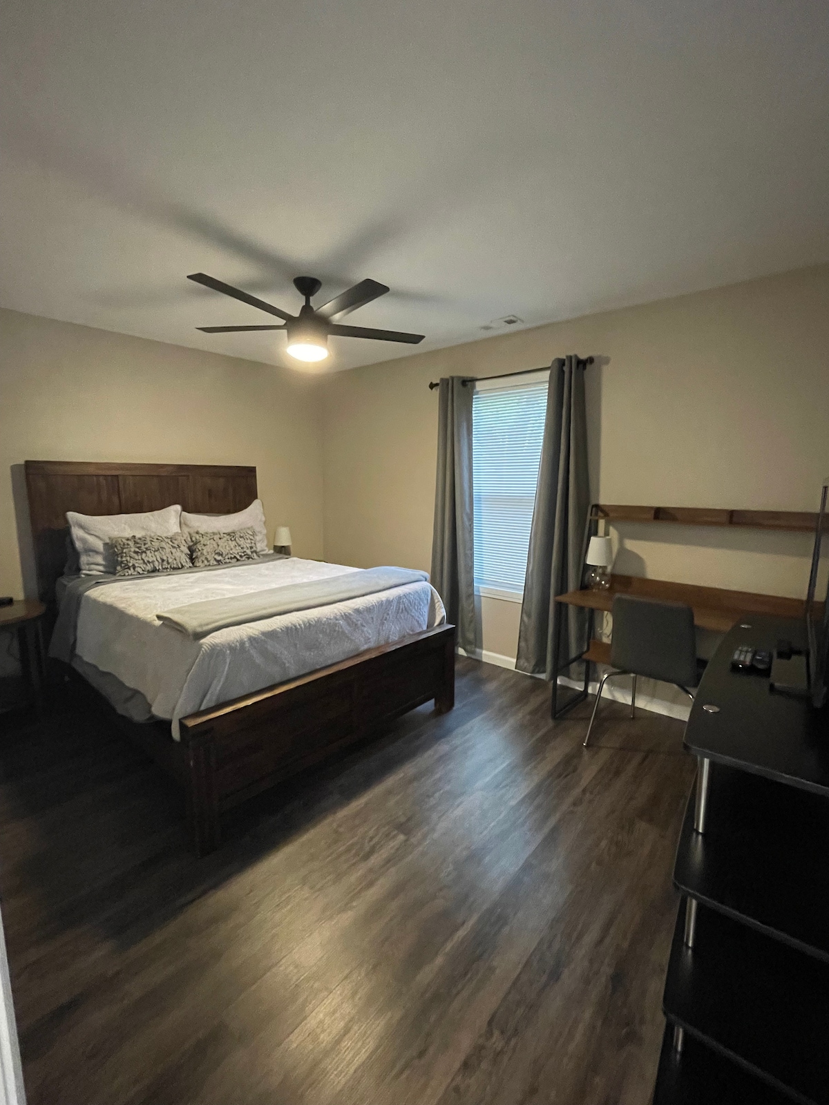 Dhoma e dytë e gjumit me hapësirë të dedikuar pune.