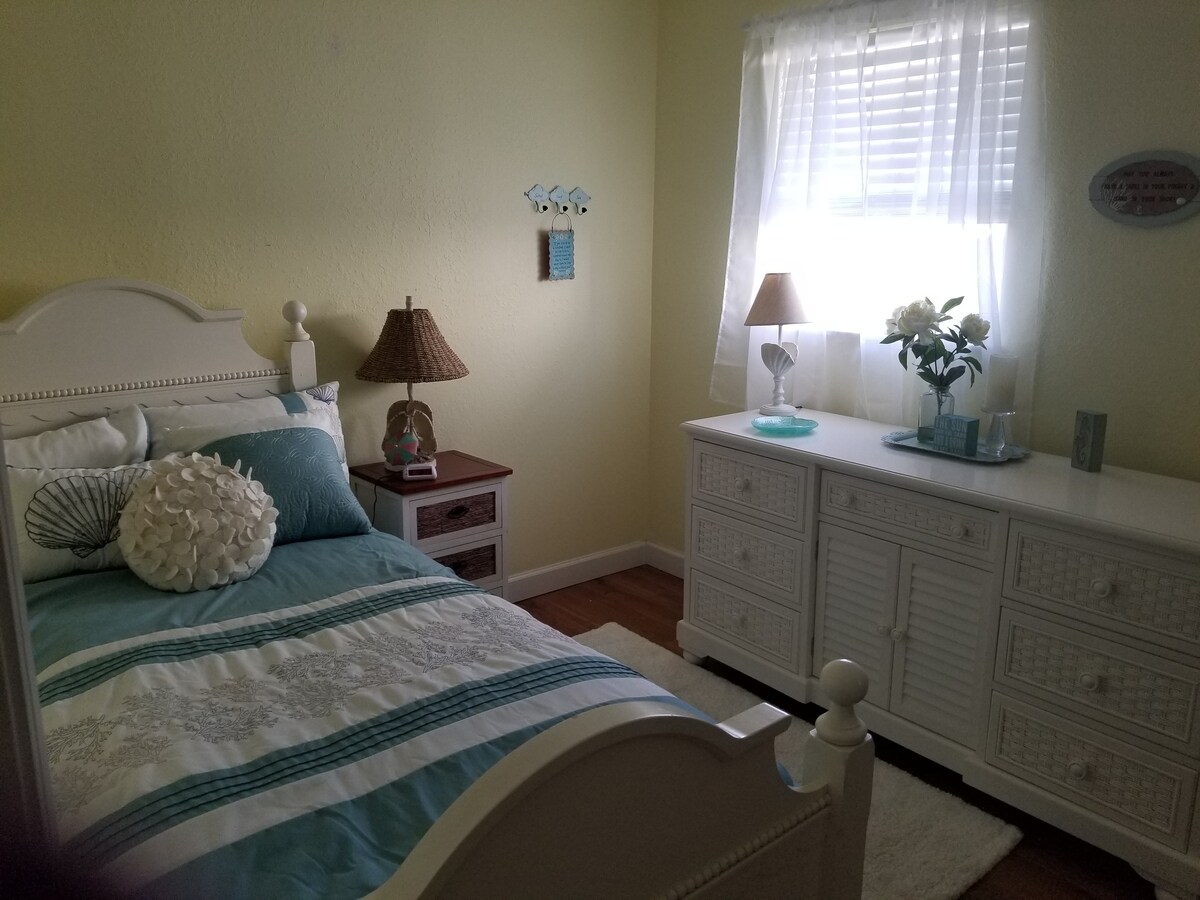 חדר שינה שלישי עם סלסול