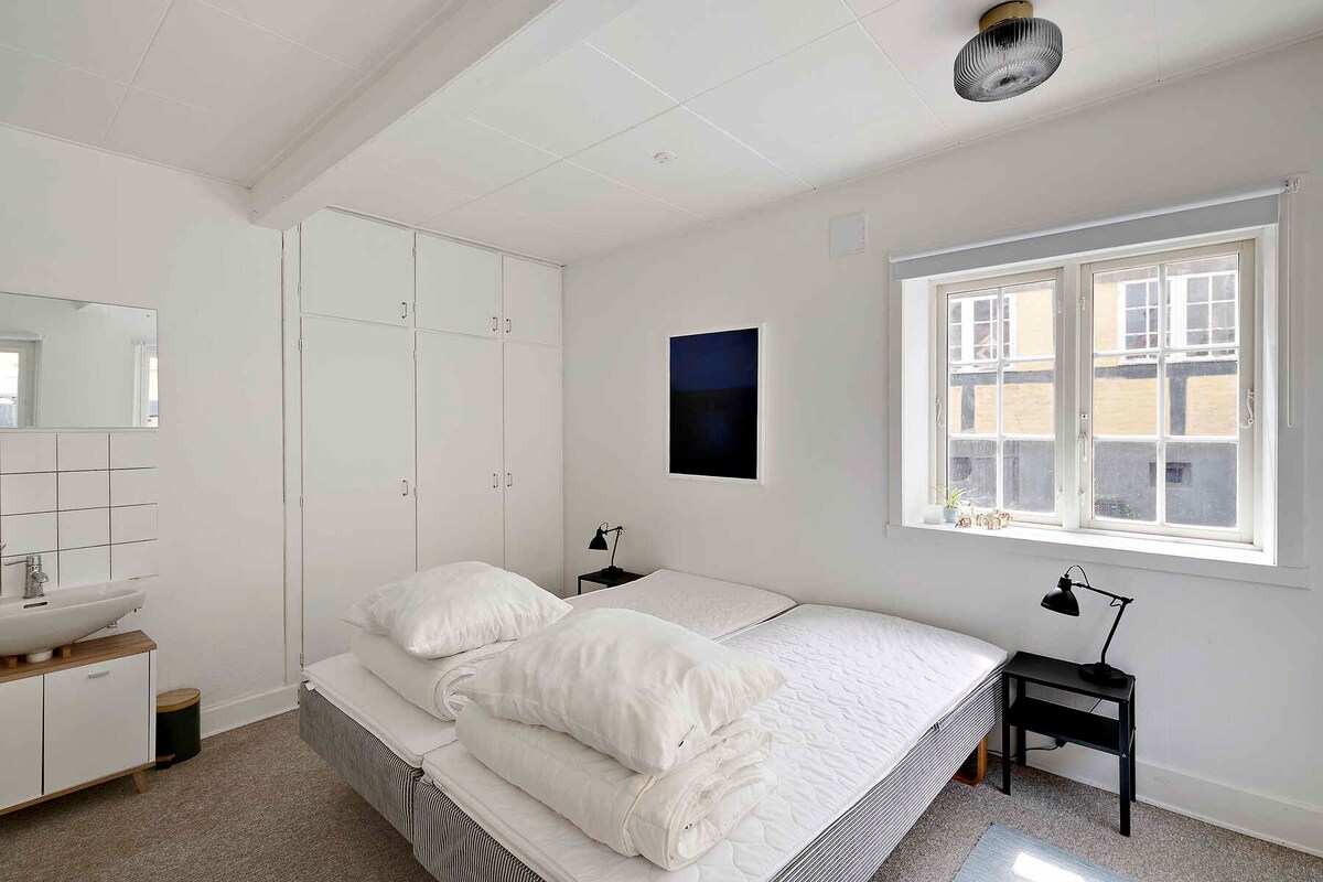 ห้องนอนเตียงใหญ่ห้องแรก