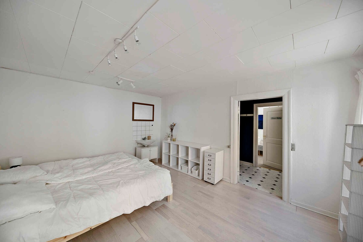 ห้องนอนเตียงใหญ่ห้องที่สอง