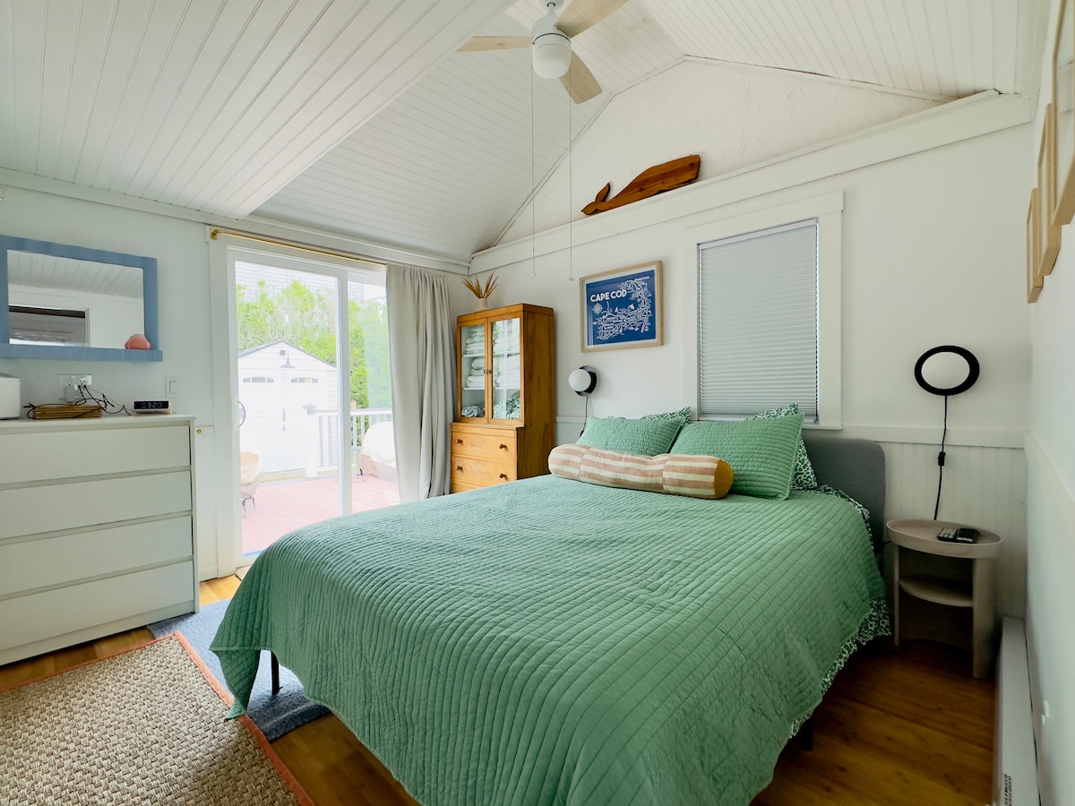 Izba s manželskou posteľou, úložným priestorom a televízorom s rozlíšením 4K so zvukovým barom a posuvnými dverami na dvor