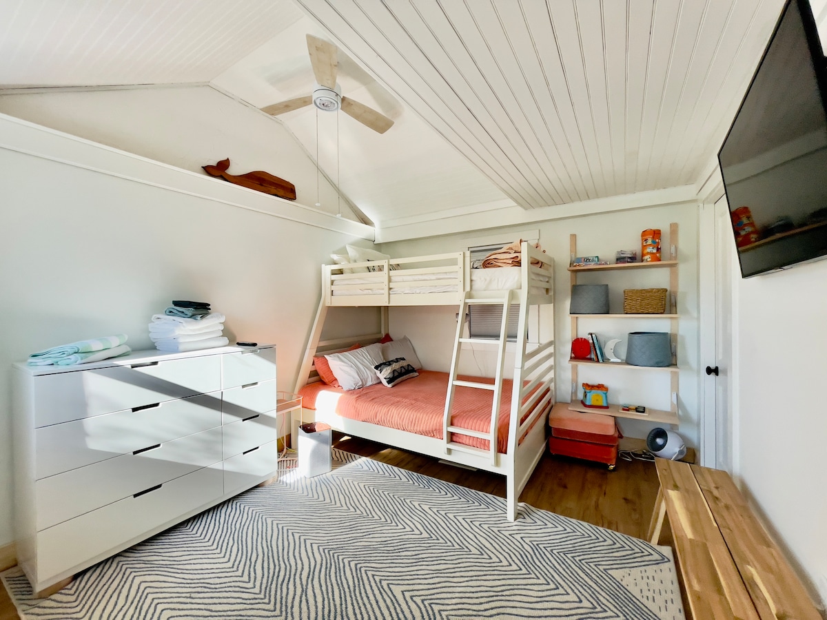 1 z 2 spální  s oddelenými posteľami a poschodovou posteľou s plnou spodnou posteľou. 4k TV, ventilátor, vzduchový filter hepa, komoda a šatníkový priestor(nezobrazujú sa).