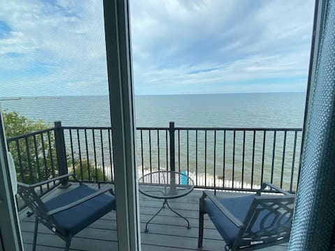 Lakefront 2 Bedroom House,1+ hour to Niagara Falls