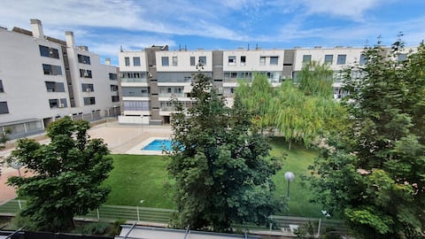 Design 2 bedrooms, pool, garage and car