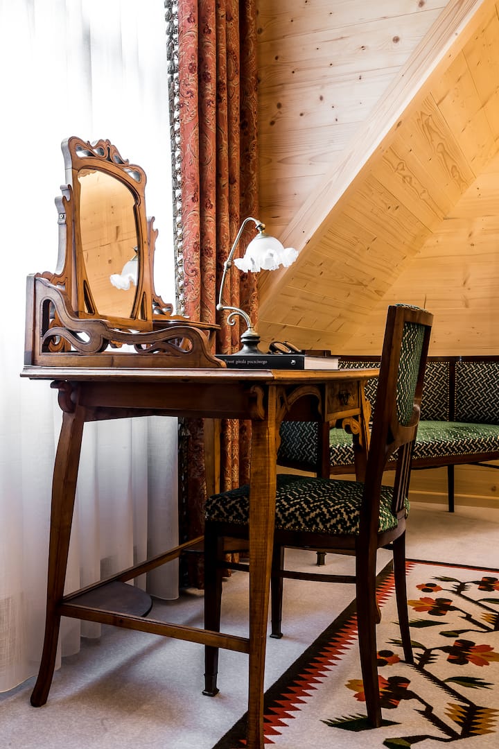 غرفة النوم في الطابق العلوي