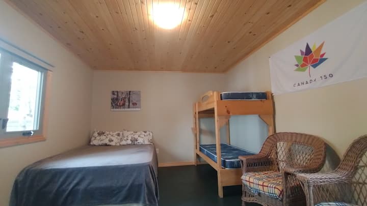 Bunkie disponible de juin à septembre. I lit queen size, 1 lit superposé, placard, 4 chaises.