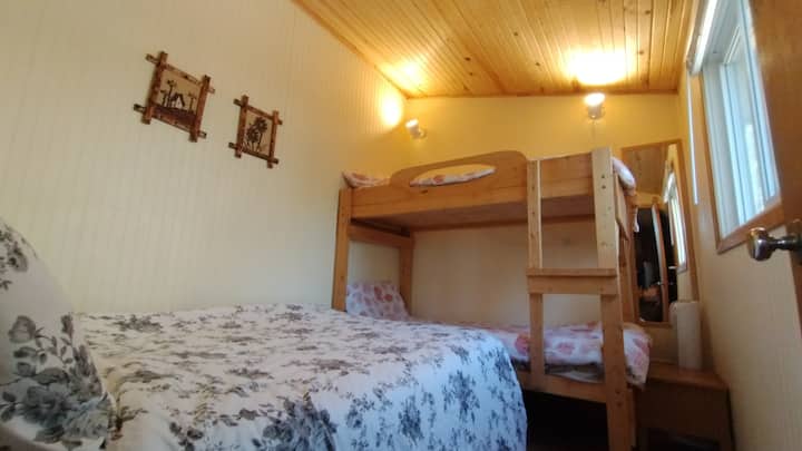 Le troisième chambre comprend un lit double et un lit superposé