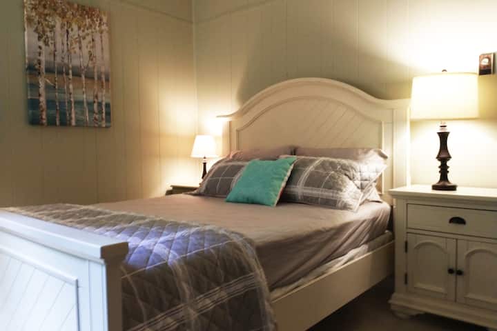 Chambre principale : lit queen