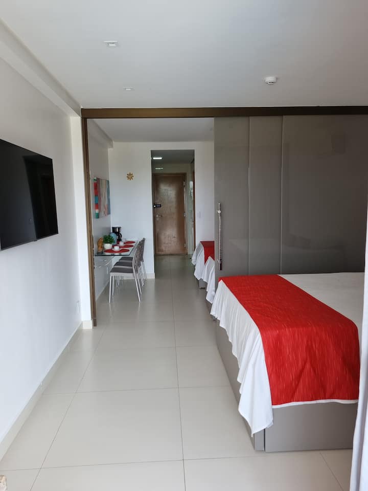 Mwonekano wa roshani ndani ya fleti huku mlango wa kizigeu ukiwa umefunguliwa.