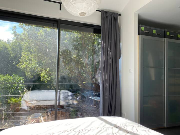 Гледка към дъб от леглото на главния апартамент 
Голям плъзгащ се прозорец на залива и подвижния екран, който намалява яркостта и запазва свежестта.