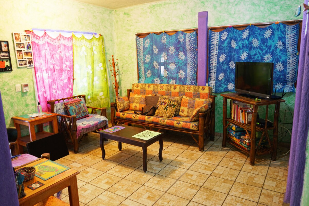 Anuncio de Airbnb popular: CasaCrayola 2BR home downtown Zihua!An experience! en Zihuatanejo