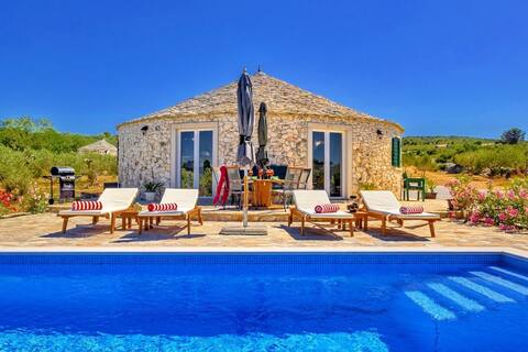 Island Getaway - Heritage House