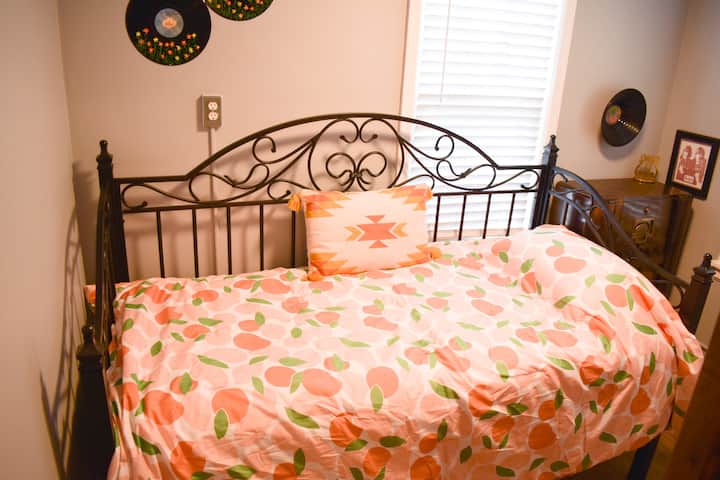 Საძინებელი Twin XL საწოლით