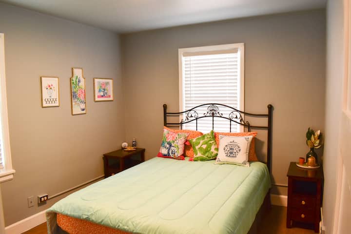 Მთავარი საძინებელი 152 × 203 სმ ზომის საწოლით