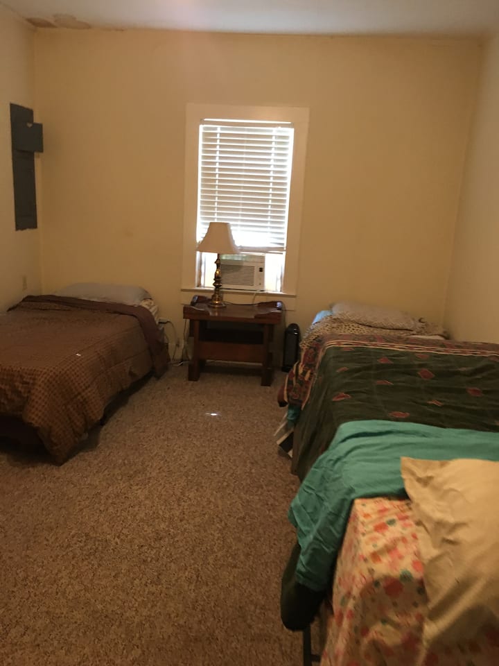 Საძინებელი #1 3 ტყუპი საწოლით