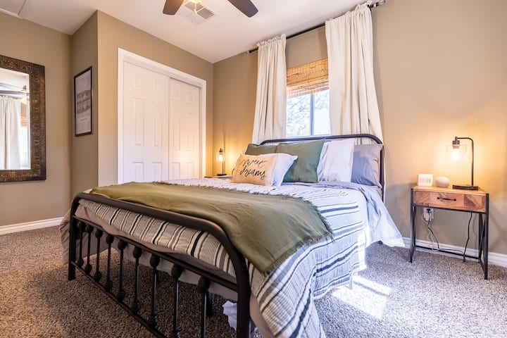 ห้องนอนใหญ่มีเตียงควีนไซส์