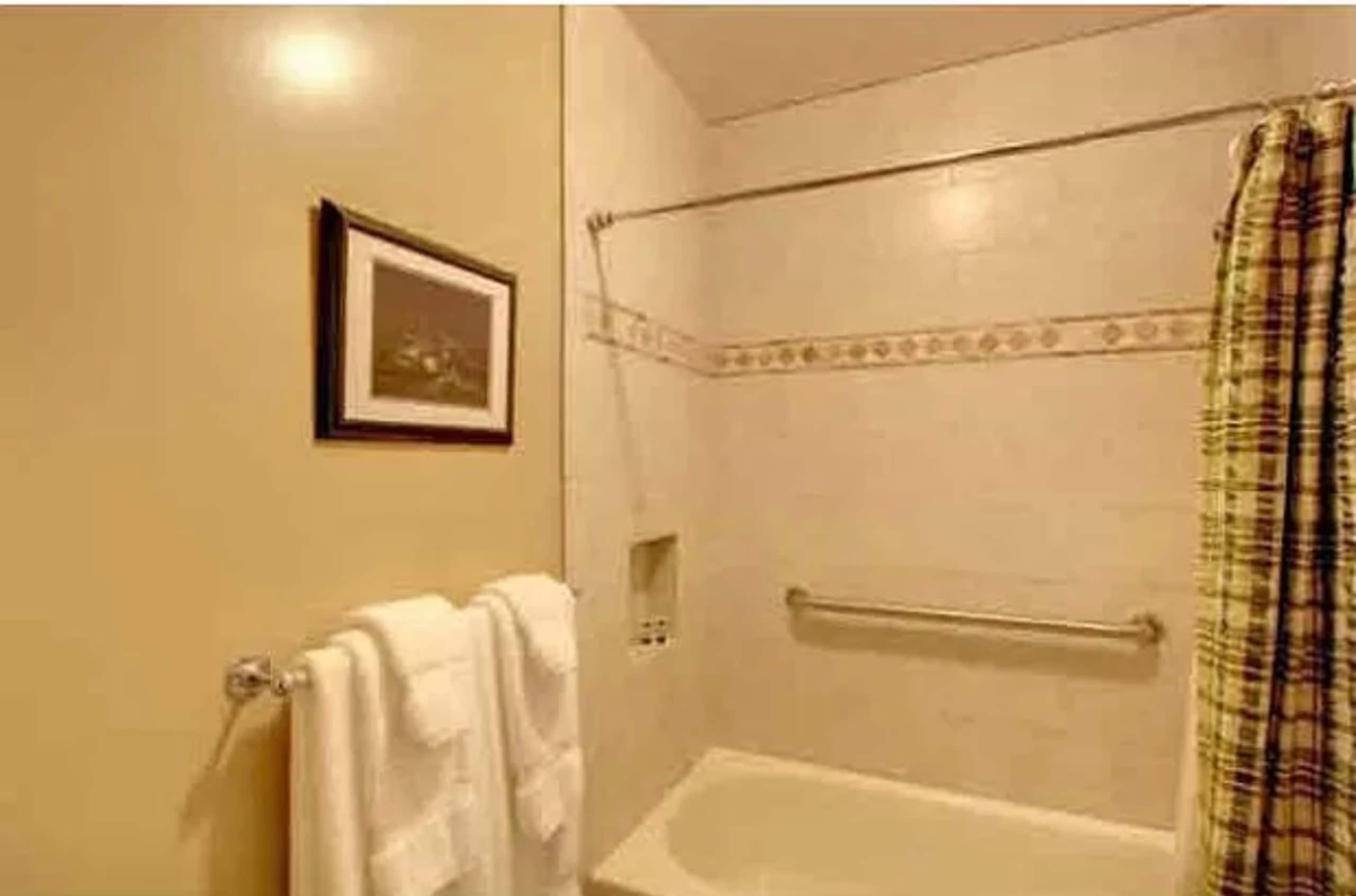 Condo in Kailua-Kona · ★4.95 · 2 bedrooms · 4 beds · 2 baths - Image 16