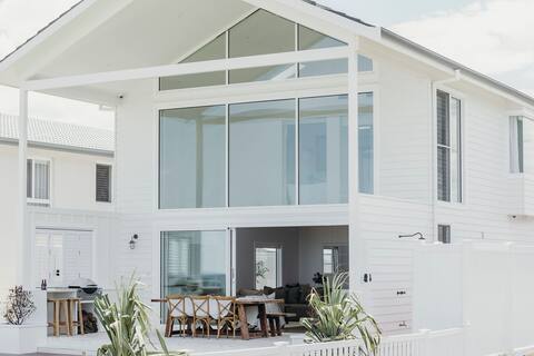 TALM BEACH HOUSE - Luxury Oceanfront Accommodation