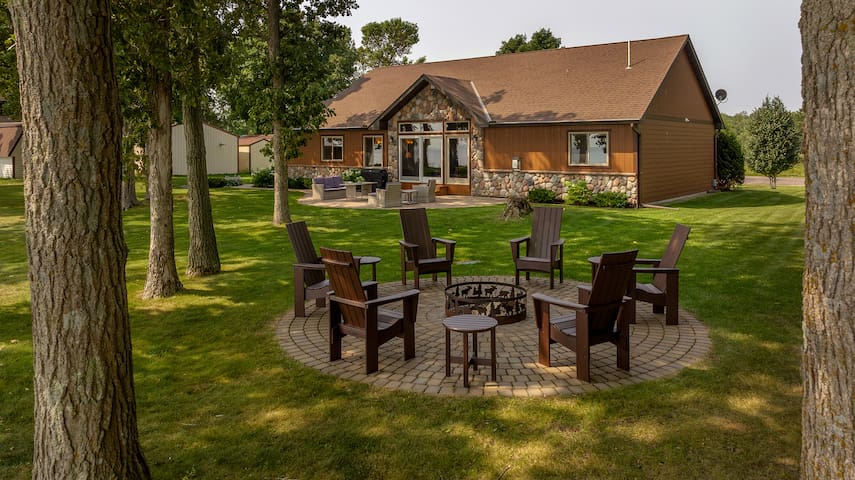 2 Docks 2 Shores- Ramp, Water Toys, Game Room!