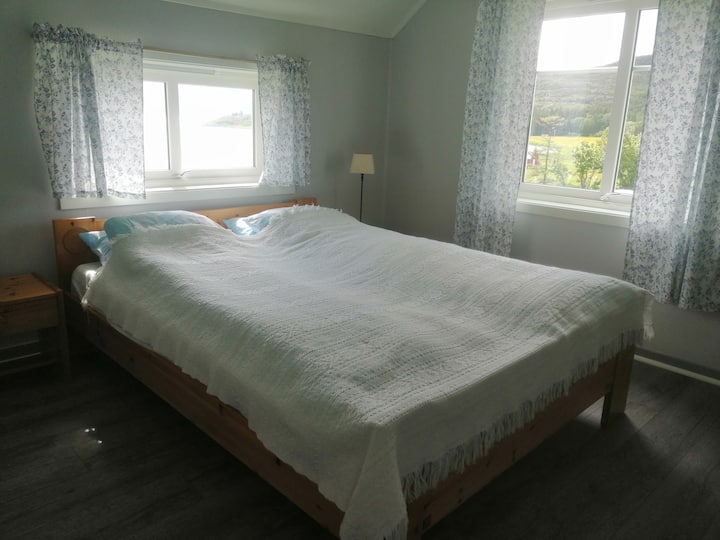 ห้องนอนพร้อมเตียงคู่