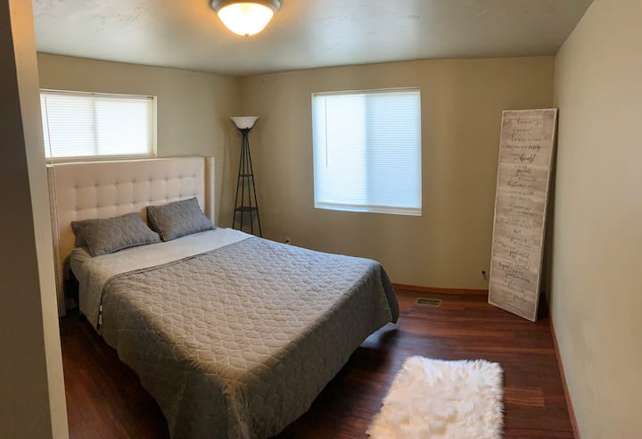 マスタースイートのクイーンメモリーフォームベッド（硬い）