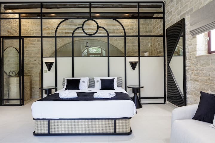 Second ground floor bedroom with en-suite bathroom.