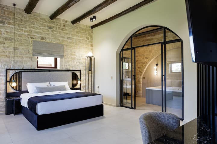 Ground floor bedroom with en-suite bathroom.
