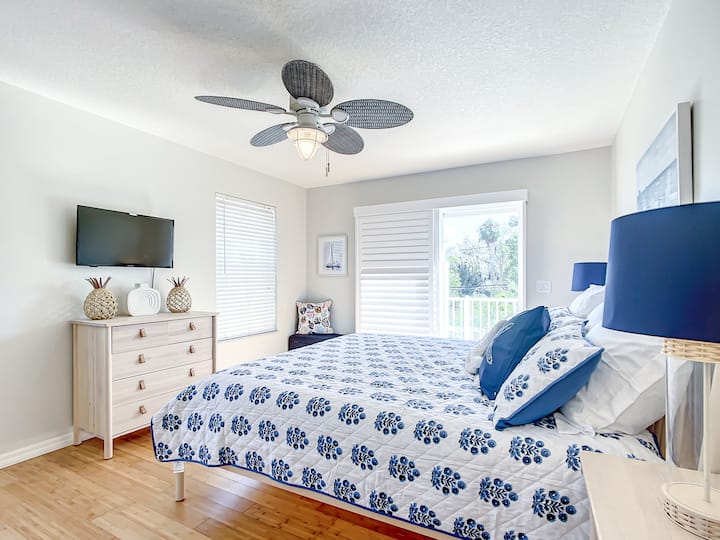 El dormitorio principal tiene una terraza increíble frente a la casa con puerta corrediza de vidrio. Es un lugar ideal para observar el amanecer con una taza de café. 