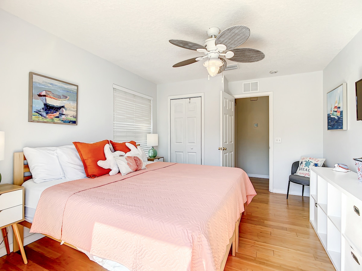 Chumba cha kulala cha pili kina mpangilio wa kipekee. Vitanda vinaweza kutengenezwa kama kitanda cha kifalme, kama inavyoonyeshwa hapa. Au zinaweza kutengenezwa kama vitanda viwili pacha vya XL, kama inavyoonekana kwenye picha iliyo na vitanda vyeupe.