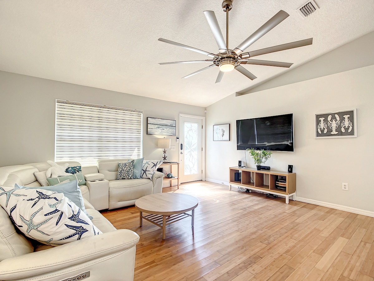 Sebule kuu ina kochi ambalo linakaribisha kundi zima na vitanda katika maeneo kadhaa. Televisheni iliyopinda iliyowekwa ukutani ni televisheni janja ambayo imewekwa ili uweze kuingia kwenye huduma zako zote za kutazama video mtandaoni. 